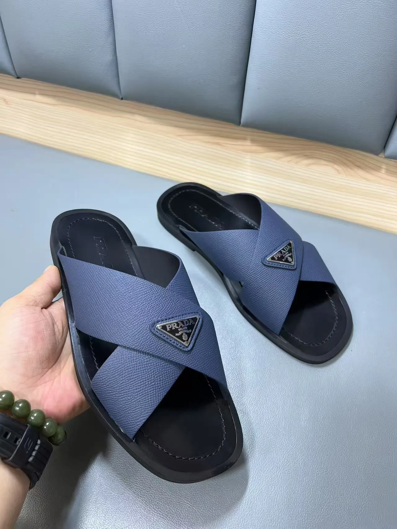 340💰PRADA Prada’s latest slippers are synchronized with the official website. This slipper is made of the brand’s unique and iconic Saffiano leather. The brand logo jumps out from the double straps, and the brand style is clearly visible. Cowhide gives men elegant charm and functional design, making it an ideal choice for vacation and leisure. Size:38-45